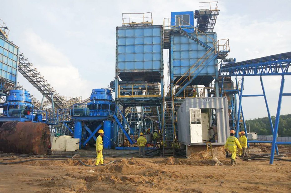 越南時(shí)產(chǎn)800噸輝綠巖破碎生產(chǎn)線客戶案例