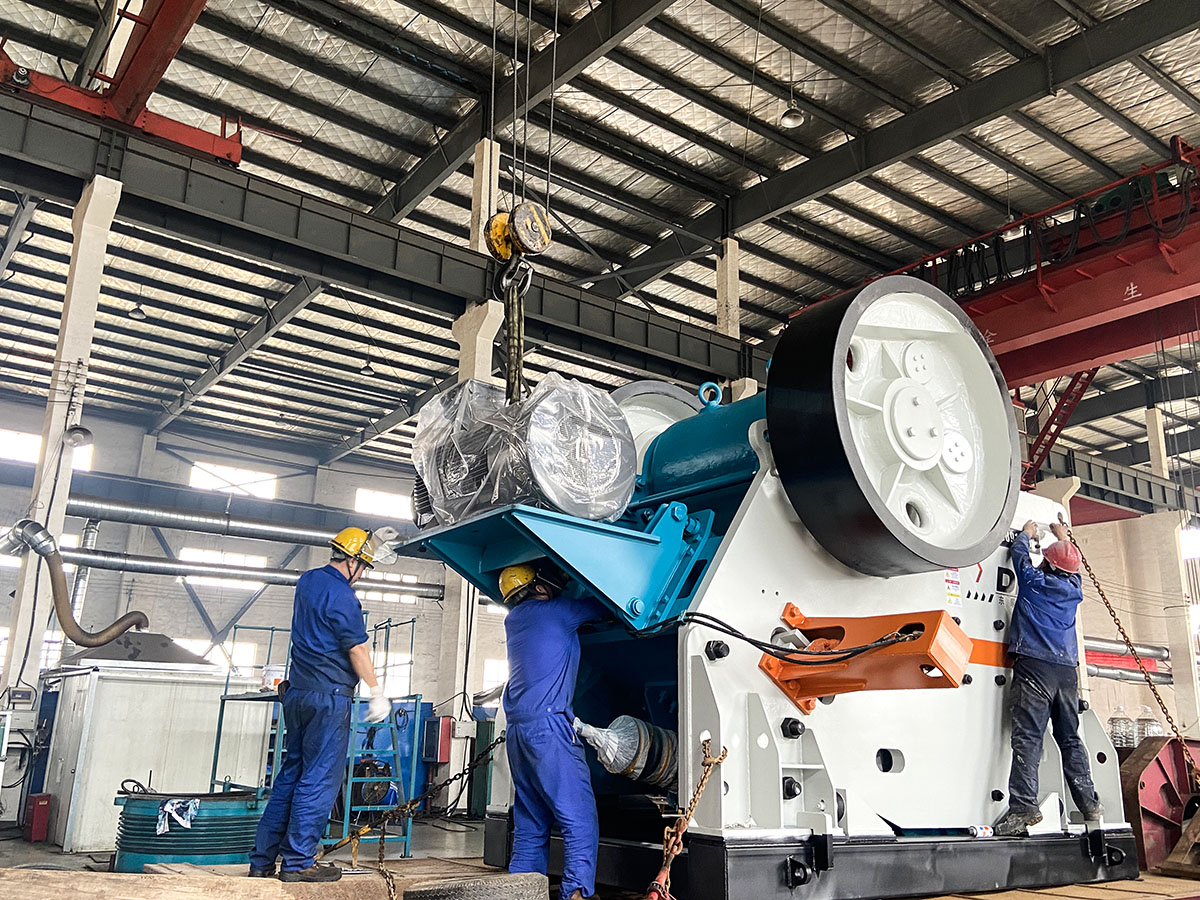 出發(fā)！上海東蒙DC歐版顎破、DCS單缸液壓圓錐破、DVSI95立軸沖擊破......火速發(fā)往前方，助力客戶花崗巖制砂生產(chǎn)