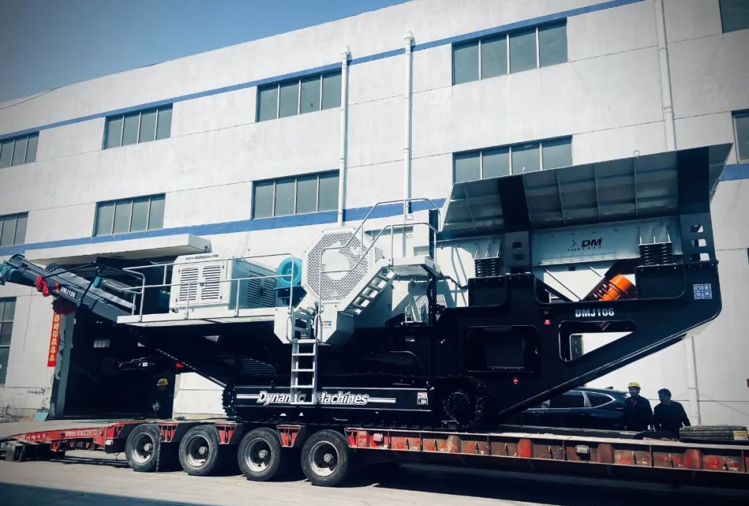 發(fā)貨中 | 上海東蒙DMJ106履帶移動顎式破碎站火速發(fā)往客戶前方，助力客戶砂石骨料項目